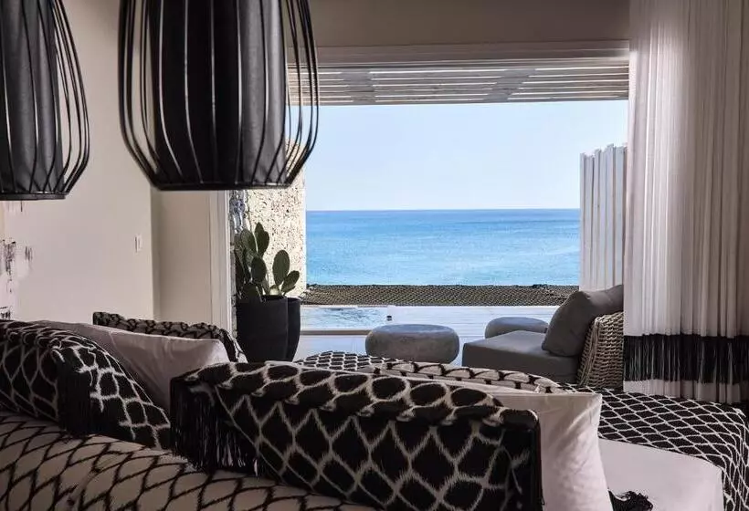 سوئیت با چشم‌انداز دریا و هیدروماساژ, Artemis Seaside Resort