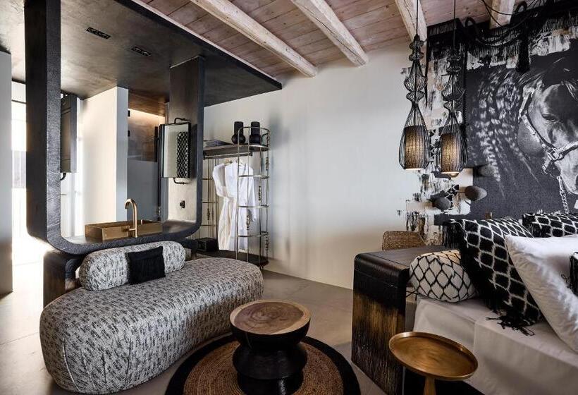 جناح مطلّ علي البحر مزود بجاكوزى, Artemis Seaside Resort