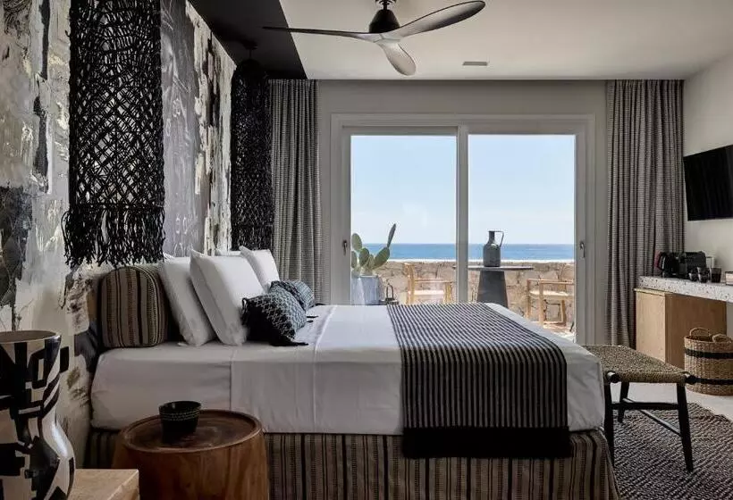 سوییت با چشم‌انداز دریا, Artemis Seaside Resort