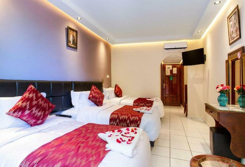 חדר סטנדרט לשלושה, Akabar