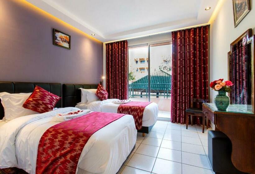 חדר סטנדרט לשלושה, Akabar