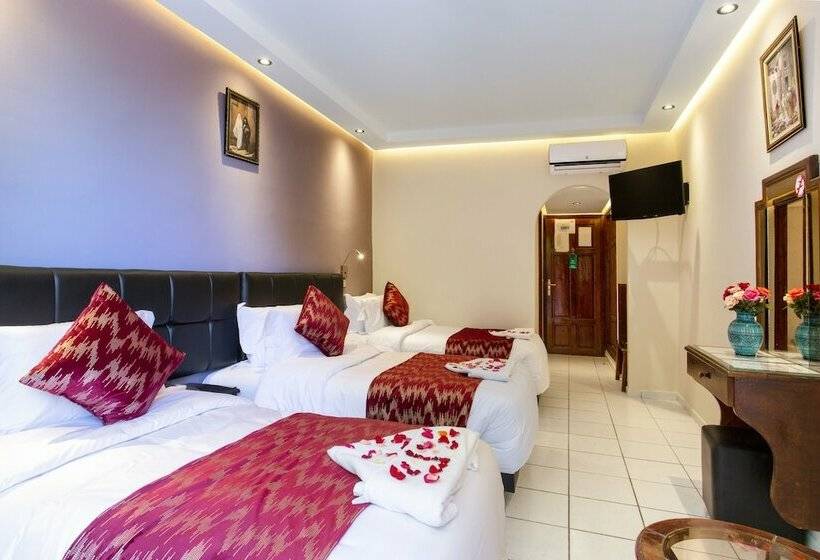 חדר סטנדרט לשלושה, Akabar