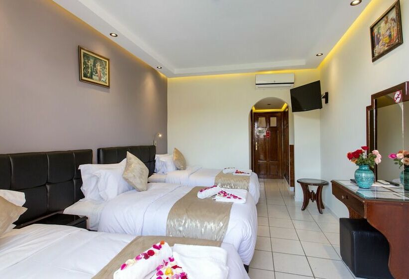 חדר סטנדרט לשלושה, Akabar