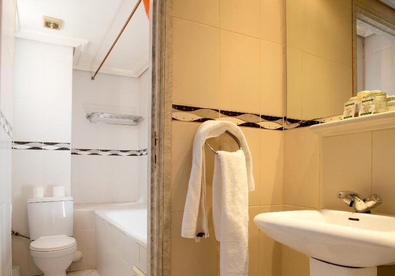 חדר סטנדרט לשלושה, Akabar