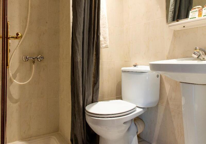 חדר סטנדרט לשלושה, Akabar