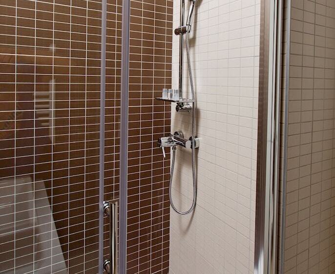 חדר קומפורט לשלושה, Dream