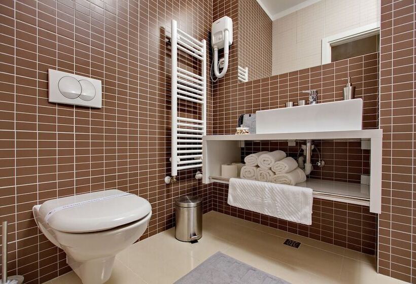 חדר קומפורט לשלושה, Dream