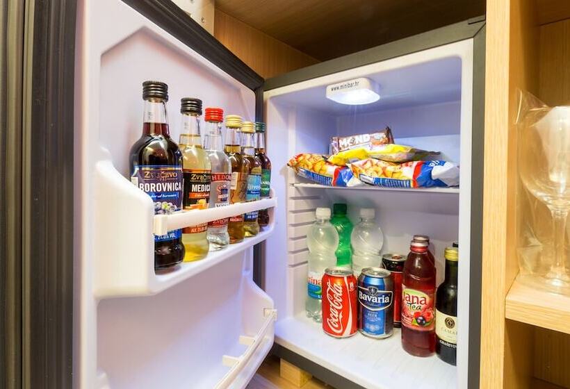 חדר קומפורט לשלושה, Dream