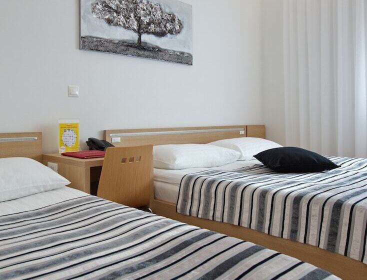 חדר קומפורט לשלושה, Dream