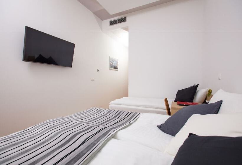 חדר קומפורט לשלושה, Dream