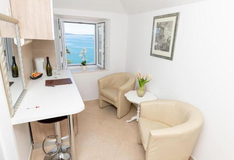 جناح ديلوكس مطل على البحر, Kastel 1700