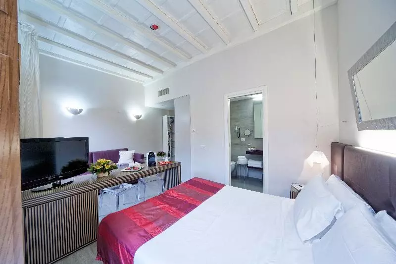 اتاق لوکس سه تخته, Navona Palace Luxury Inn