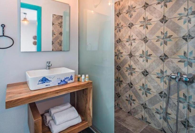 جناح جونيور مطلّ علي البحر, Nissia Beach Apartments & Suites