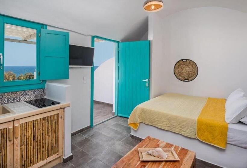 جناح جونيور مطلّ علي البحر, Nissia Beach Apartments & Suites