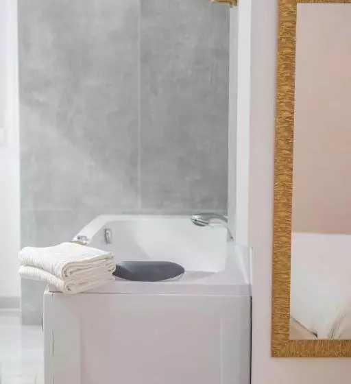 اتاق سوپریور با وان آب گرم, Irooms Spanish Steps