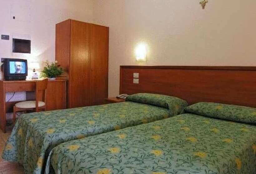 חדר סטנדרט לשלושה, Albergo La Rocca