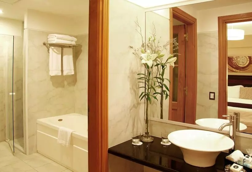 سوییت لوکس, Alma Del Lago Suites & Spa