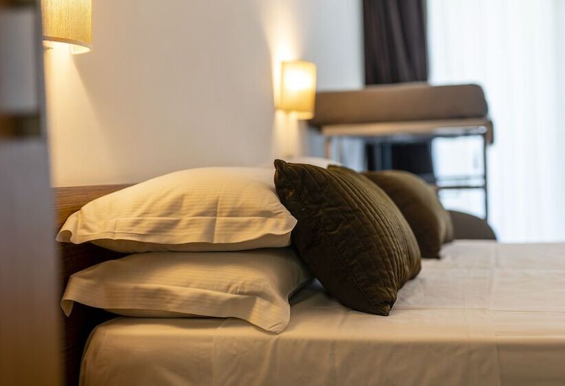 اتاق استاندارد چهار تخته, Cristallo