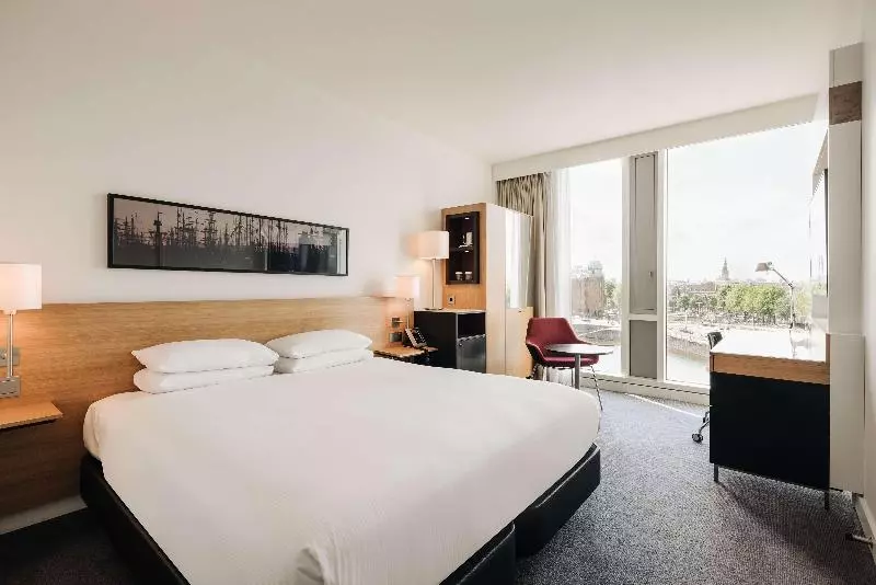 キングサイズベッドのデラックスルーム, Doubletree By Hilton  Amsterdam Centraal Station