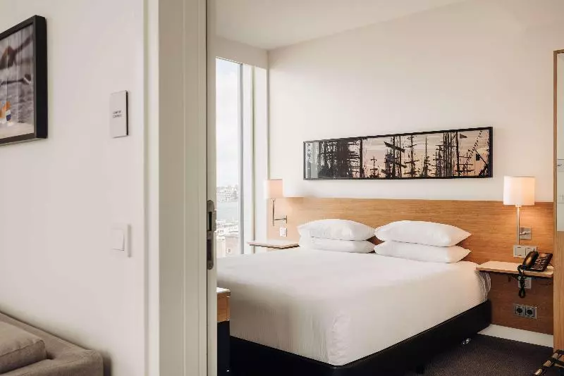 キングサイズベッドのスイートルーム, Doubletree By Hilton  Amsterdam Centraal Station