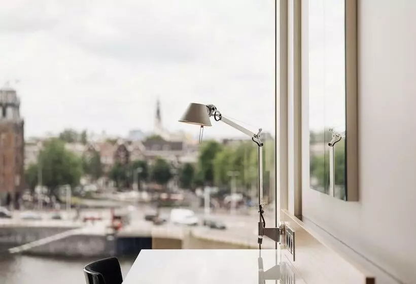 キングサイズベッドのデラックスルーム, Doubletree By Hilton  Amsterdam Centraal Station