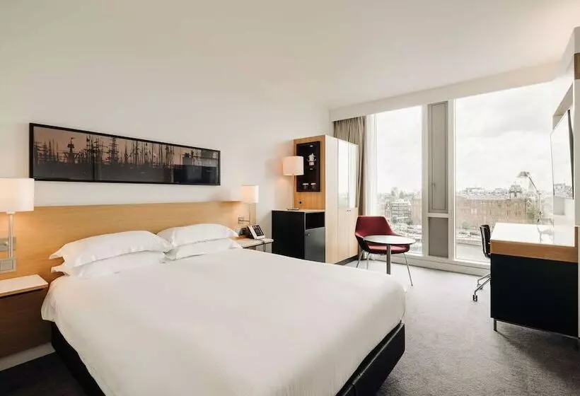 キングサイズベッドのデラックスルーム, Doubletree By Hilton  Amsterdam Centraal Station