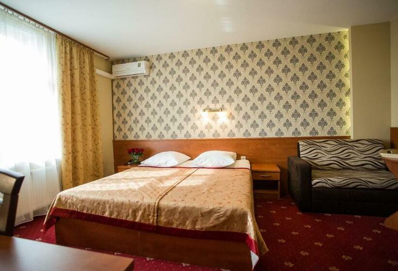 标准间, Maksymilian