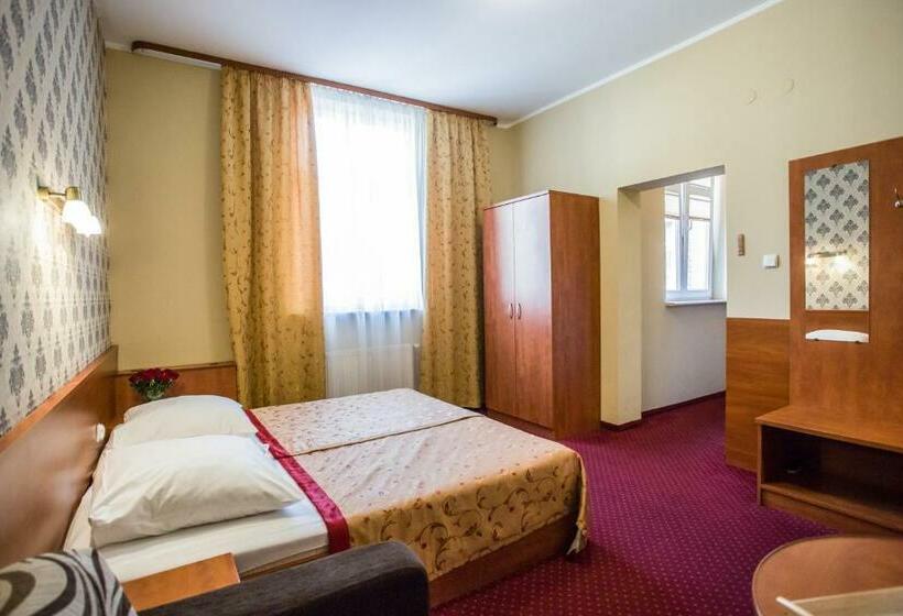 标准间, Maksymilian