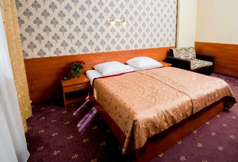 标准间, Maksymilian