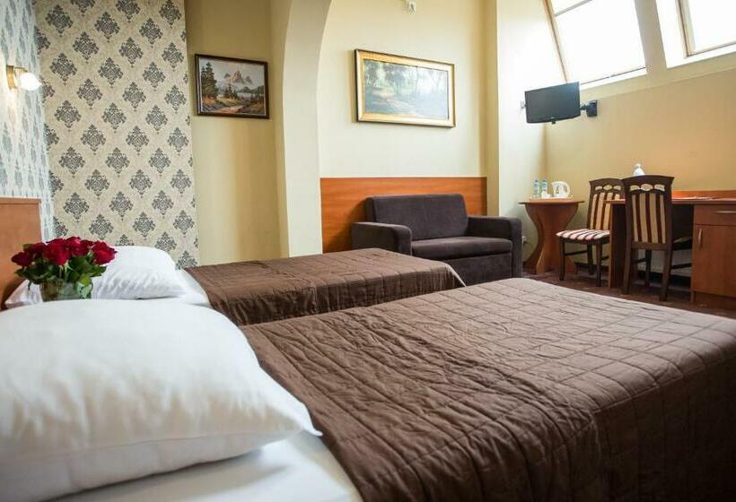 标准间, Maksymilian