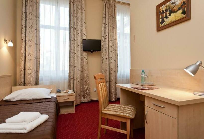 标准单人间, Maksymilian