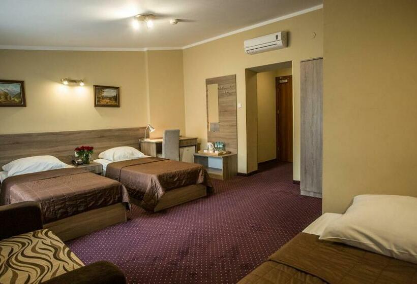 标准三人间, Maksymilian