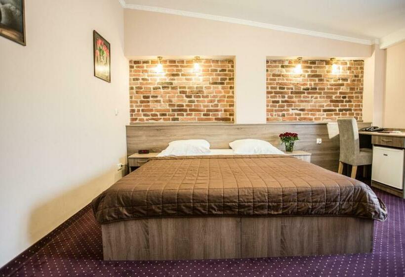 标准三人间, Maksymilian