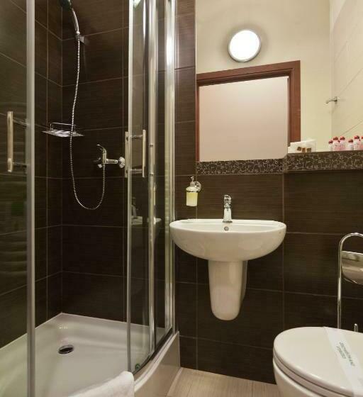 标准三人间, Maksymilian