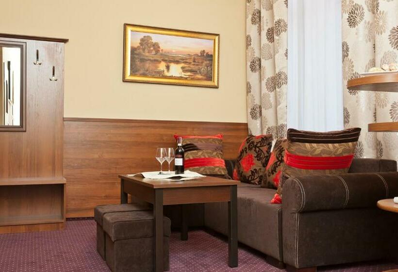 豪华工作室, Maksymilian