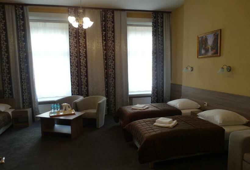 豪华三人间, Maksymilian