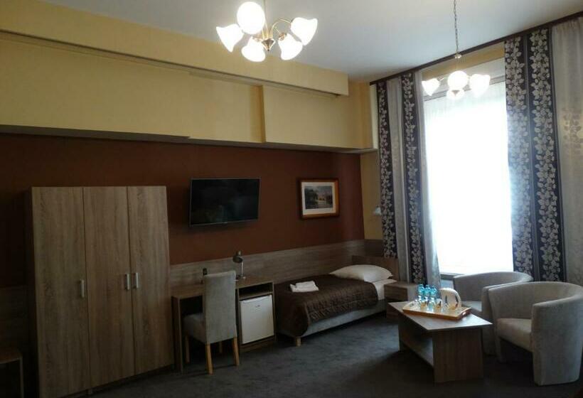 豪华三人间, Maksymilian