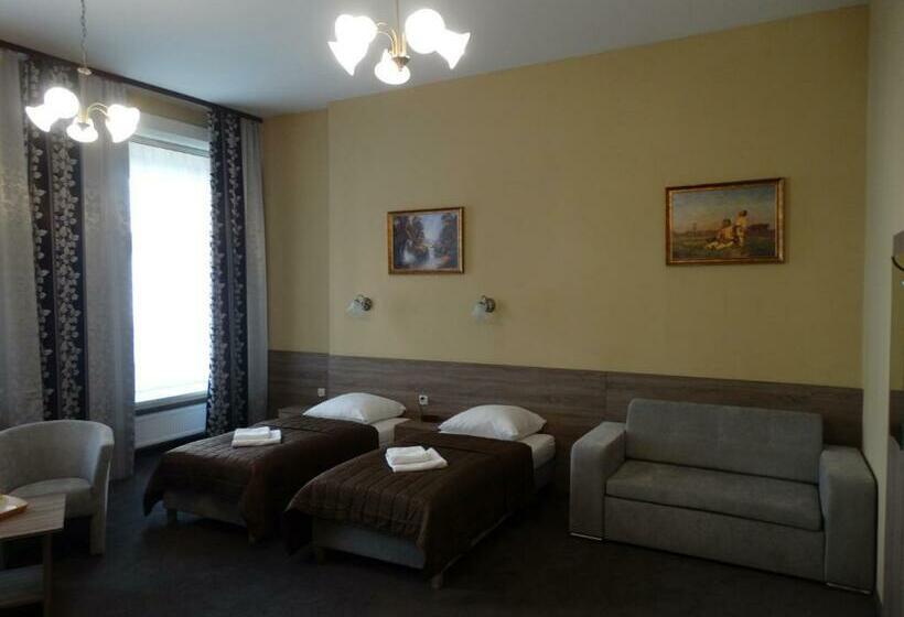 豪华三人间, Maksymilian