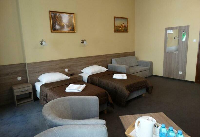 豪华三人间, Maksymilian