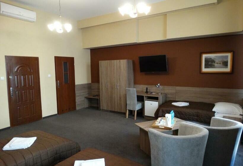 豪华三人间, Maksymilian