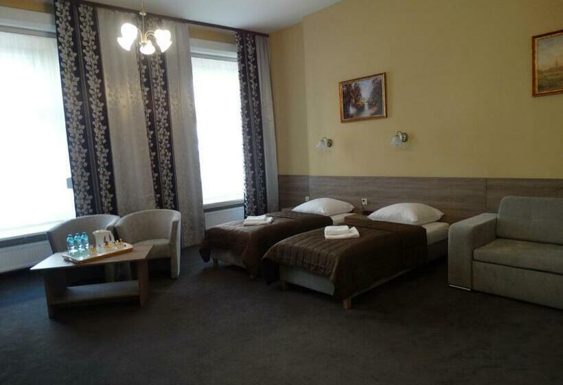 豪华三人间, Maksymilian