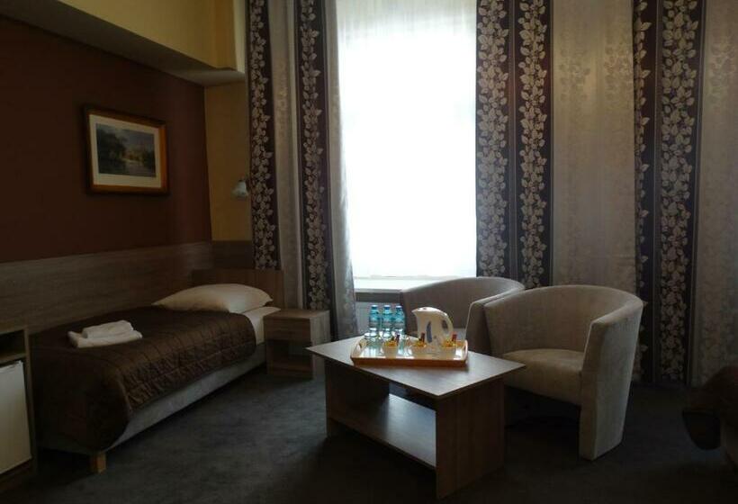 豪华三人间, Maksymilian