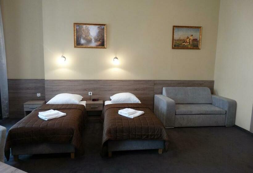 豪华三人间, Maksymilian