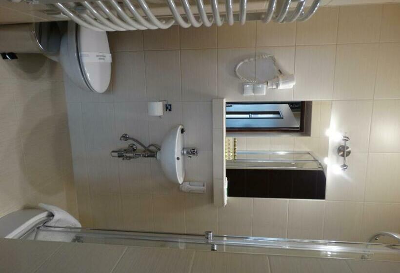 豪华三人间, Maksymilian