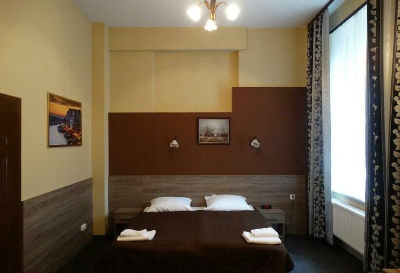 豪华房间, Maksymilian