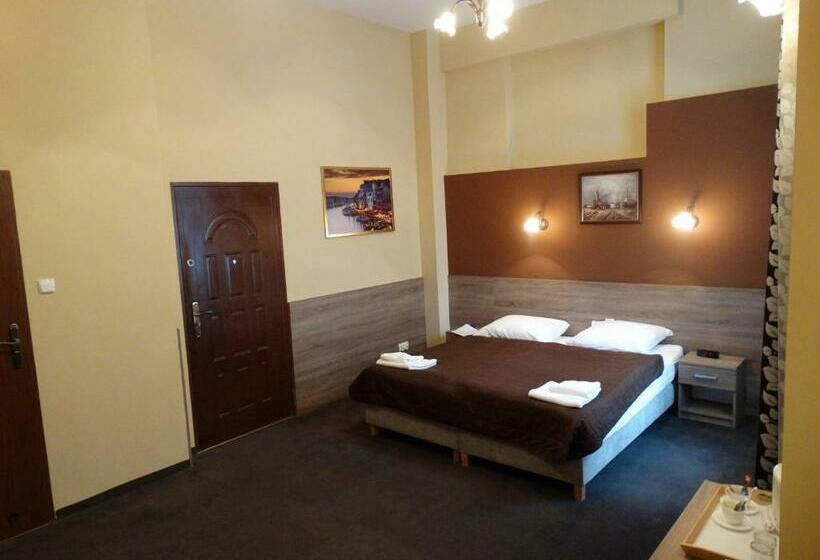 豪华房间, Maksymilian