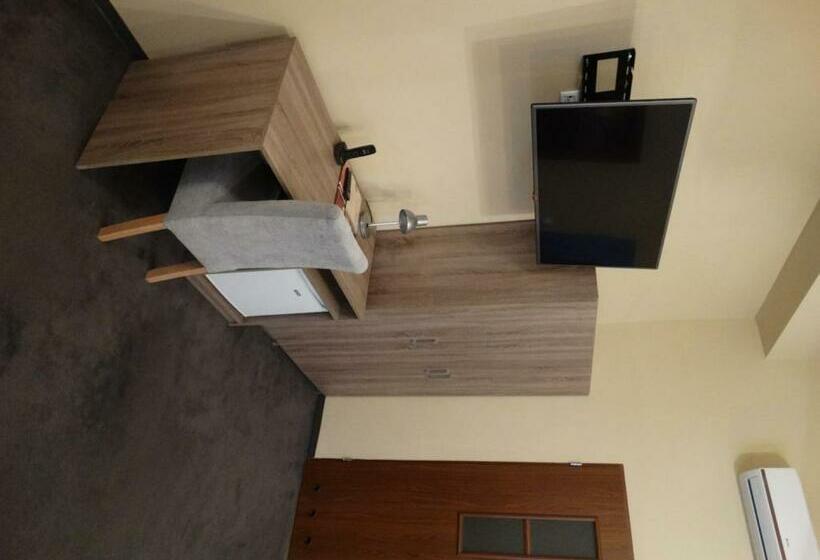 豪华房间, Maksymilian