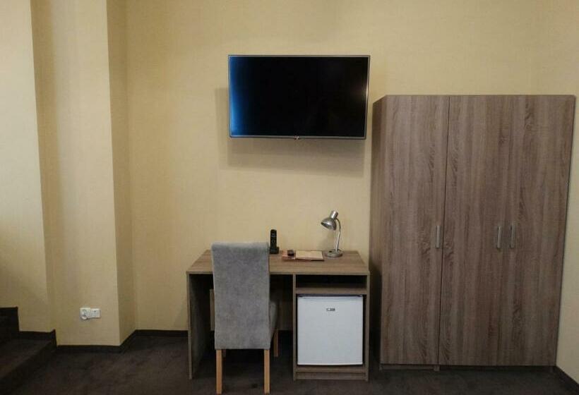 豪华房间, Maksymilian