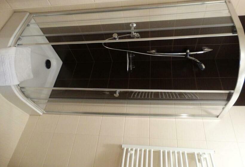 豪华房间, Maksymilian