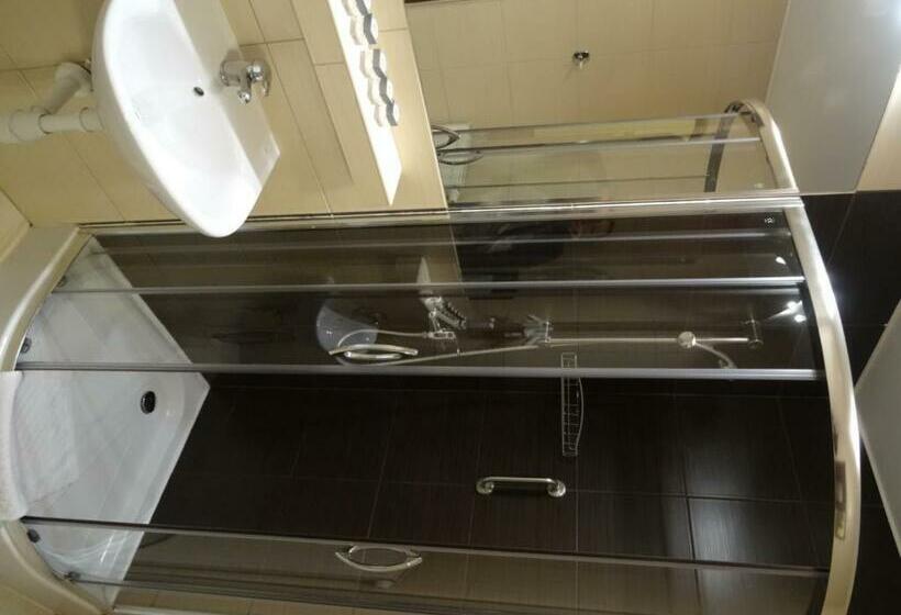 舒适三人间, Maksymilian